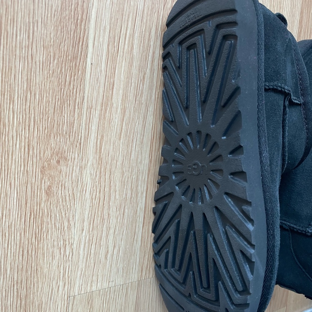 UGG - Picture 2 of 5